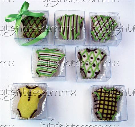 Presentaciones variadas de alfajores para baby shower: bolsitas individuales, cajas de cuatro mini alfajores y alfajores regulares con envoltorio temático
