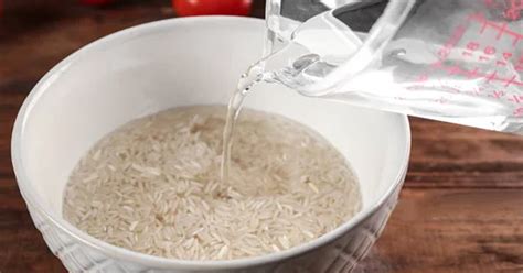foto comparativa de arroz en remojo y arroz cocido para mascarilla facial