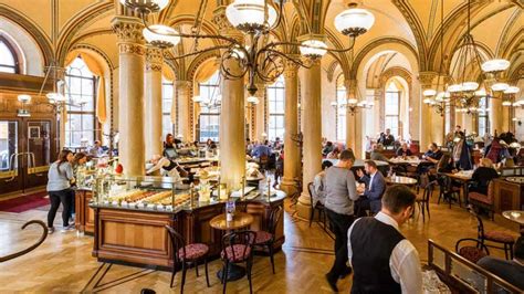 Fotografía representativa de la cultura de los cafés en Viena con su ambiente histórico y tradicional.