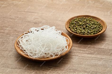 Ingredientes típicos para fideos de celofán: almidones de patata, guisante, frijol mungo y agua.