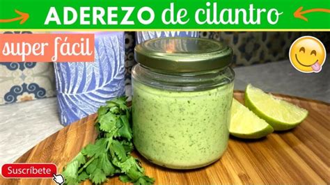 Ingredientes frescos para un aderezo de coco y cilantro