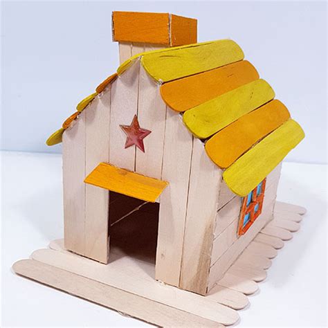 Una casita de pájaros decorada hecha con palitos de helado
