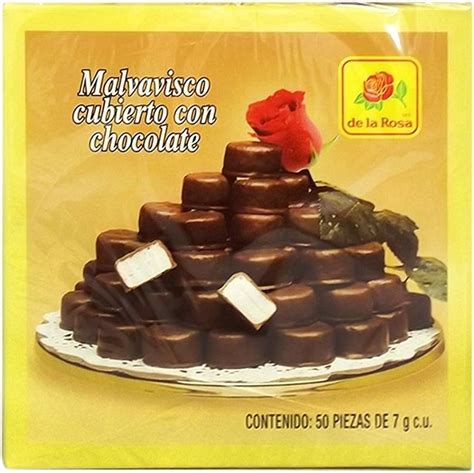 Foto de bombones de higo secos cubiertos de chocolate negro sobre una tabla de madera