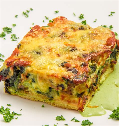 Ilustración de un budín de jurel horneado con verduras y queso gratinado.