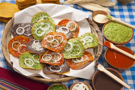 Infografía mostrando los pasos visuales para preparar las tostadas con pesto y tocino.
