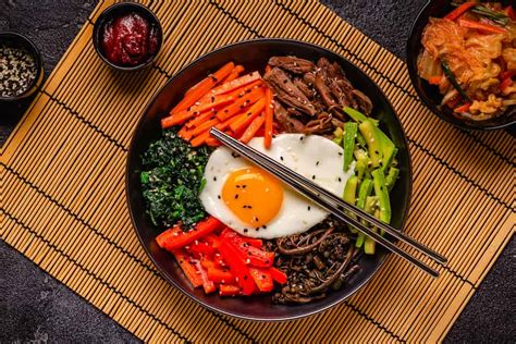 Fotografía vibrante de un plato de Bibimbap, mostrando la disposición colorida de los ingredientes.