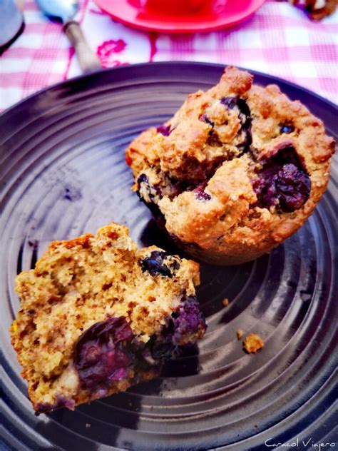 fotografía de muffins de arándanos frescos sobre una mesa de cocina rústica