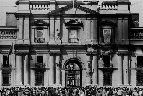 Fotografía en blanco y negro de un evento político en Chile, estilo Luis Poirot.