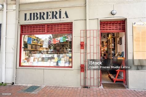 Fachada de una librería infantil con un nombre evocador como
