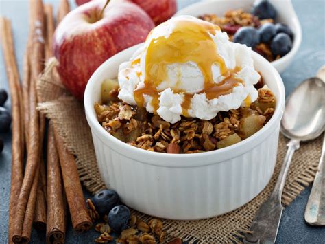 Plato de crumble de manzana con avena servido con helado