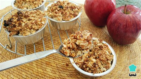Crumble de manzana con avena recién horneado en un molde de cerámica
