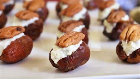 Dátiles rellenos de queso azul y nueces servidos en una bandeja