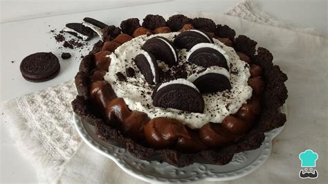 Torta de piña y Oreo terminada, decorada con rosetones de cream cheese y galletas Oreo enteras.