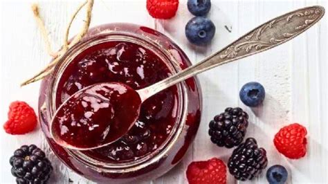 Esquema de los componentes básicos de la mermelada: jugo de uva, pectina y azúcar como base de la receta tradicional