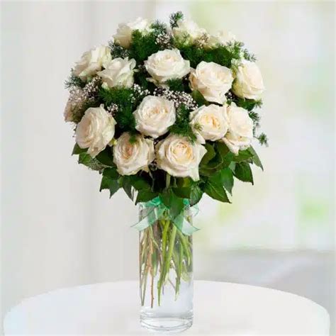 Una composición elegante de rosas blancas en un jarrón, destacando su pureza y belleza.