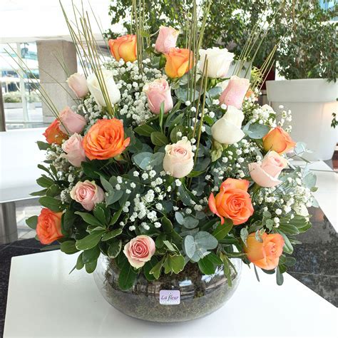 Un arreglo de rosas blancas secas decorando un espacio interior con un estilo vintage.
