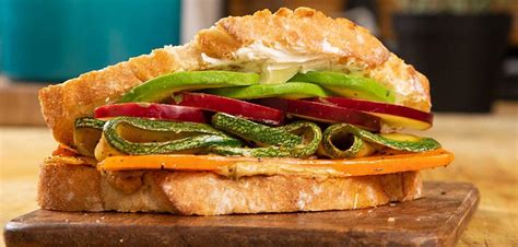 Fotografía de sándwich de vegetales grillados con pan integral, calabacines, berenjenas y queso fundido