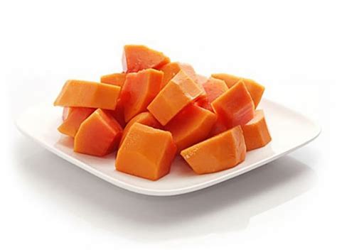 Kuchen de yogur con trozos de papaya recién horneado en un molde