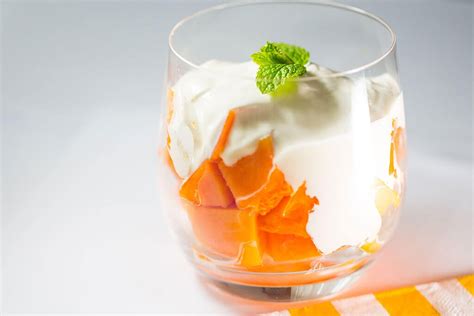 Kuchen de yogur con papaya decorado con glaseado o jalea brillante