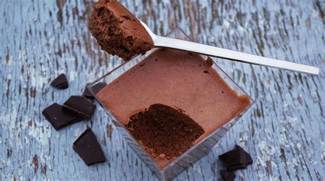 Foto de un mousse de tofu con frutillas frescas