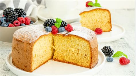 Variedad de bizcochos sin azúcar, decorados con frutas
