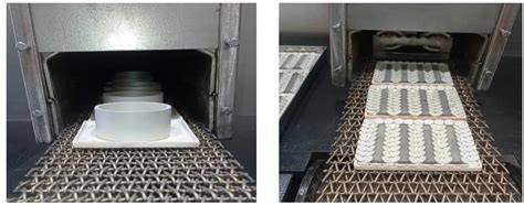 Fotografía de un horno de cinta transportadora de malla en funcionamiento, mostrando la cinta y las piezas