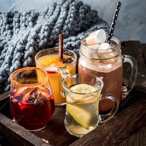 Mesa variada de postres argentinos con bebidas calientes como mate o café, en un ambiente acogedor de invierno