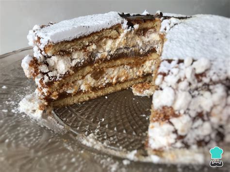 Una porción de Torta Balcarce con capas visibles de bizcochuelo, dulce de leche y merengue