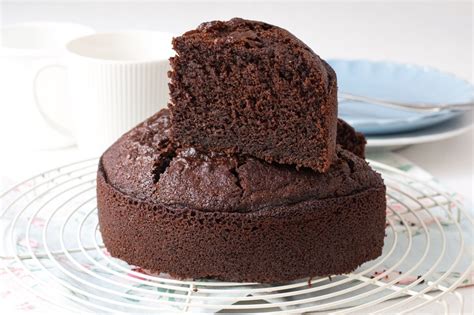 Imagen de un bizcocho de chocolate esponjoso con harina de arroz integral y espolvoreado con cacao