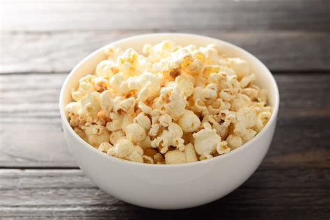 Palomitas de maíz en un bol, preparadas de forma natural