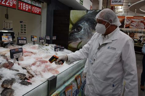 Fotografía de puestos de venta de pescados y mariscos frescos en Angelmó