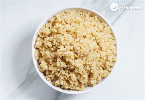 Cuenco con quinoa cocida y esponjosa