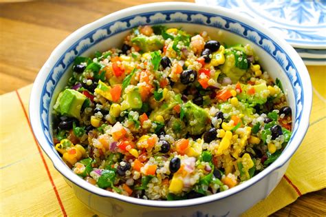 Ensalada fresca y colorida con quinoa, calabacín, pimiento y jalapeños