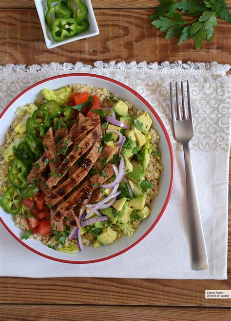 Bol de ensalada de quinoa con ternera y salsa chipotle