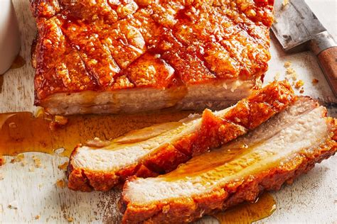 Diagrama de pork belly en rejilla sobre bandeja con agua en el horno