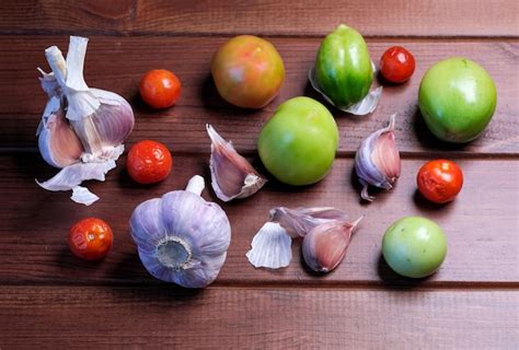 Bodegón con tomates verdes, harina, huevos y especias para la receta