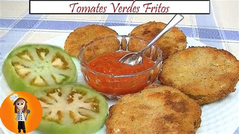 Plato de tomates verdes fritos con dos cuencos de salsa, uno oscuro y otro claro
