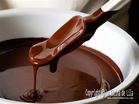 Esquema de equipo de cocina limpio y seco para derretir chocolate, con trozos de chocolate en un bol