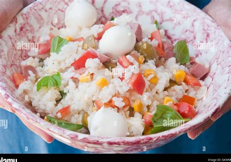 Ingredientes frescos para una ensalada de arroz colorida y apetitosa