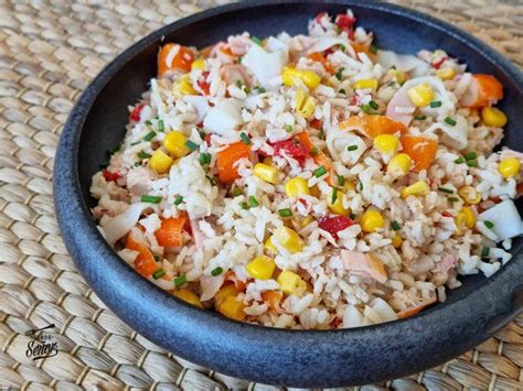 Proceso de mezcla de todos los ingredientes de la ensalada de arroz