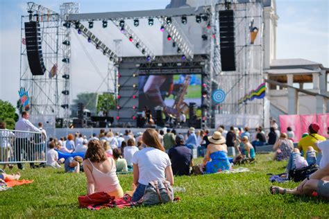 Temática foto de un escenario de concierto al aire libre con una multitud