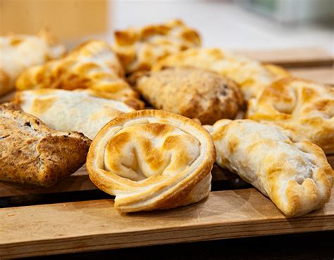 Empanadas surtidas en una canasta