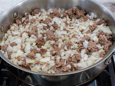 Pino de carne y cebolla listo para rellenar