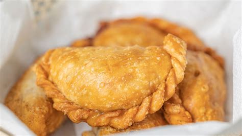 Empanadas recién fritas y doradas en papel absorbente