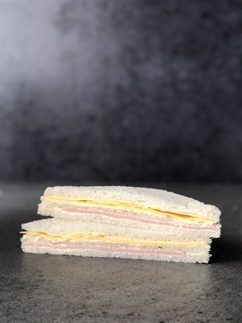Infografía mostrando la estructura de un sándwich de miga simple, doble y triple.