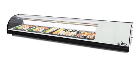 Fotografía profesional de una vitrina de sushi mostrando los depósitos GN 1/2 y la iluminación LED en un entorno de restaurante.