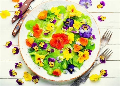 Plato de ensalada fresca decorado con vibrantes flores de capuchina