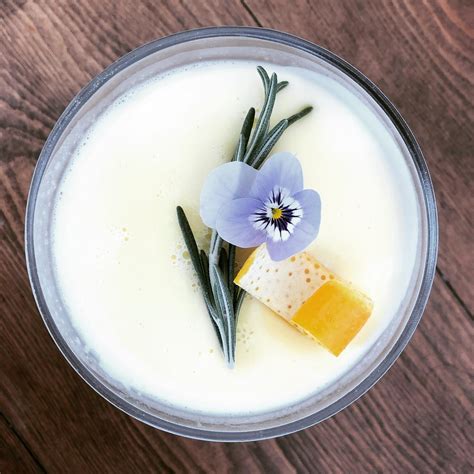 Postre elegante adornado con pensamientos cristalizados y otras flores comestibles