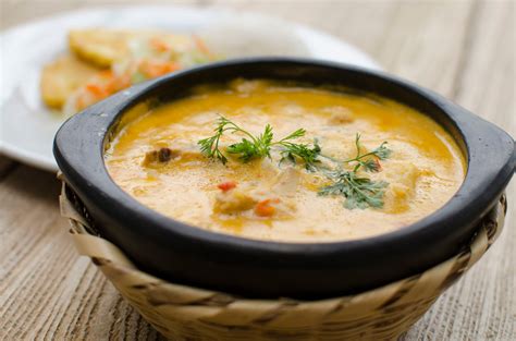 Diseñador: Infografía con los pasos de la receta de cazuela de huevo, queso y salchichas.