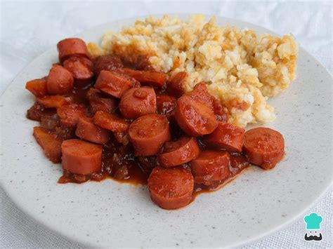 Diseñador: Fotografía de una cazuela de salchichas y patatas recién hecha, con vapor saliendo.